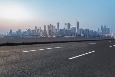 Chongqing kentinin yol yüzeyi ve ufuk çizgisi