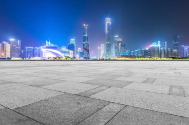 Boş kare döşemeleri olan kentsel gökdelenler