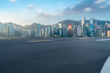 Hong Kon 'da modern şehir mimarisinin yol ve ufuk çizgisi