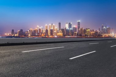 Chongqing kentinin yol yüzeyi ve ufuk çizgisi