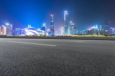 Yol kaldırımı ve Guangzhou şehir binaları ufuk çizgisi