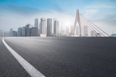 Chongqing kentinin yol yüzeyi ve ufuk çizgisi