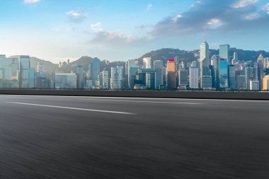 Hong Kon 'da modern şehir mimarisinin yol ve ufuk çizgisi