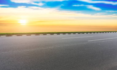 Boş otoyol asfalt yolu ve güzel gökyüzü manzarası