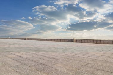 Boş otoyol asfalt yolu ve güzel gökyüzü günbatımı manzarası