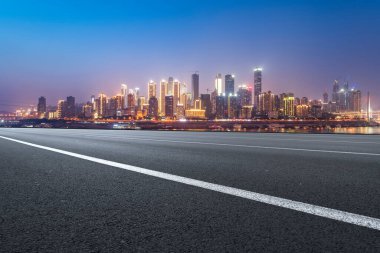 Chongqing kentinin yol yüzeyi ve ufuk çizgisi