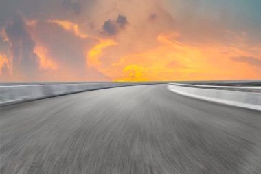 Boş karolar ve güzel gökyüzü manzarası