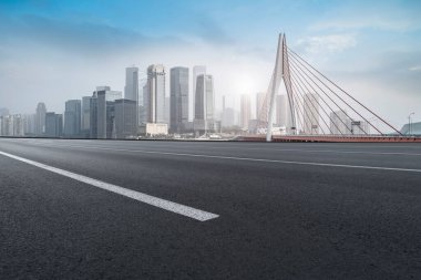 Chongqing kentinin yol yüzeyi ve ufuk çizgisi