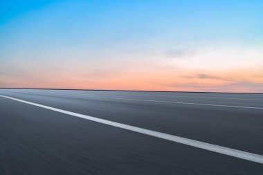 Yol yüzeyi ve gökyüzü kara bulutu