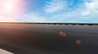 Yol yüzeyi ve gökyüzü kara bulutu