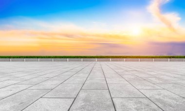 Boş karolar ve güzel gökyüzü manzarası