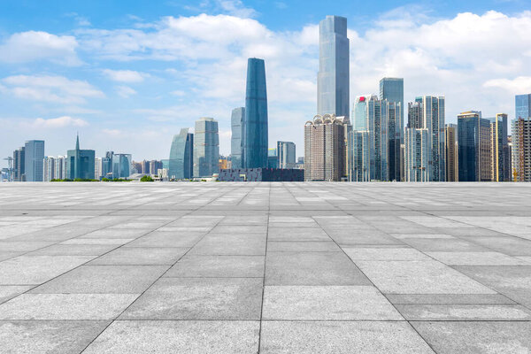 Городские небоскребы с пустой квадратной плиткой