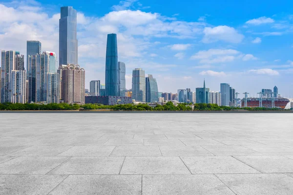 Rascacielos Urbanos Con Baldosas Vacías Piso Cuadrado — Foto de Stock