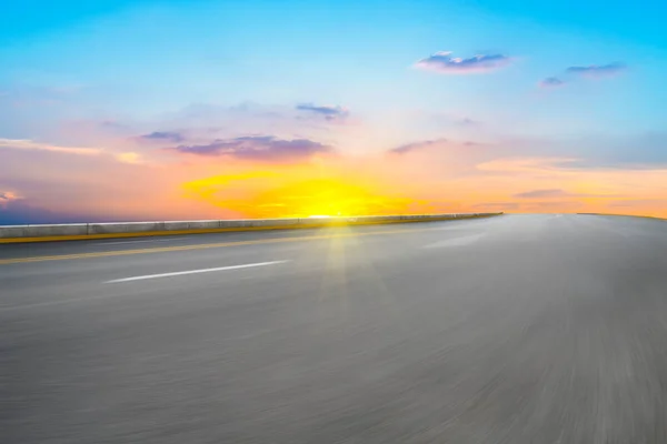 Leeres Asphaltpflaster Auf Der Autobahn Und Wolkenhimmel — Stockfoto
