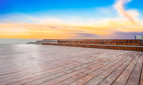 Tomma Fyrkantiga Kakel Och Vacker Himmel Landskap — Stockfoto