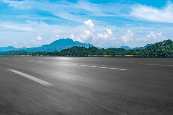 Lege Asfaltweg Natuurlijk Landschap Onder Blauwe Lucht — Stockfoto