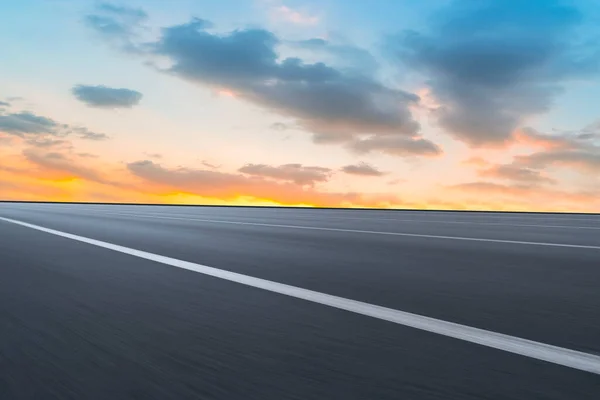 Pusty Asfalt Autostrady Nawierzchni Niebo Chmury Landscap — Zdjęcie stockowe