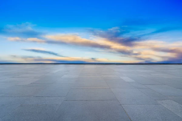 Tomma Fyrkantiga Kakel Och Vacker Himmel Landskap — Stockfoto