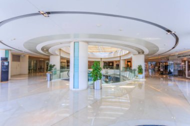 Bakkal mağazasının iç tarafındaki soyut bulanık alışveriş merkezi