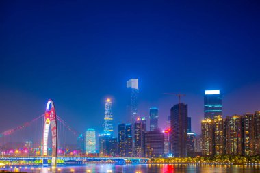 Guangzhou şehir binasının gece manzarası.
