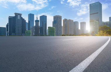 Panoramik şehir manzaralı boş yol