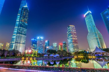 Lujiazui, Shangha 'daki Şehir Mimarisinin Gece Görüşü