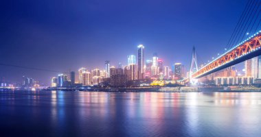 Chongqing şehir gece manzarası ve mimari manzaranın ufuk çizgisi