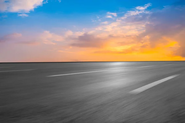 Leere Asphaltstraße Und Naturlandschaft Der Untergehenden Sonne — Stockfoto