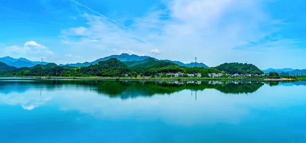 Ландшафт Прекрасним Озером Китаї — стокове фото