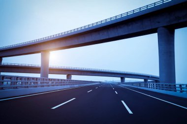 Şangay Çin 'deki viyadük kavşağında beton yol eğrisi..