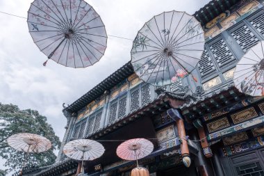 Zhoucun 'daki Sokaklar ve Şemsiyeler