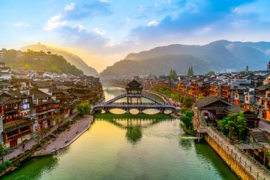 Fenghuang 'ın çok güzel bir manzarası var.