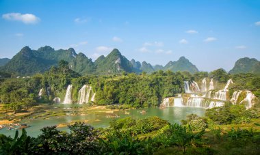 Guangxi, Çin 'deki Detian Falls ve Vietnam' daki Banyue Falls.