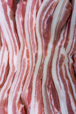 Süpermarkette taze domuz eti.