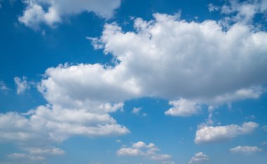 Mavi gökyüzü, beyaz bulutlar ve gökyüzü manzarası