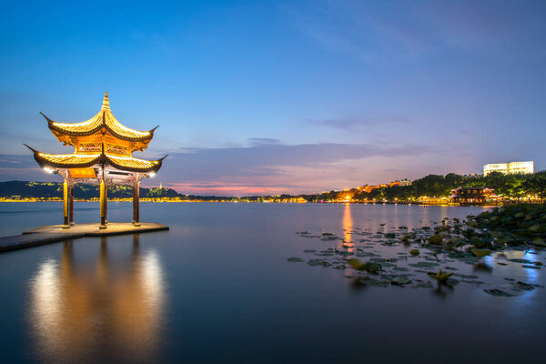 Ночной пейзаж древнего архитектурного ландшафта Западного озера, H
