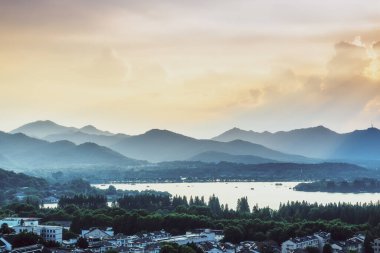 Hangzho 'daki Batı Gölü' nün Peyzaj ve Mimarisi