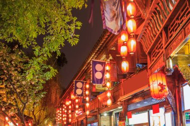 Antik Chengdu kasabasının gece manzarası.