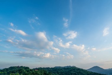 Mavi gökyüzü ve beyaz bulut