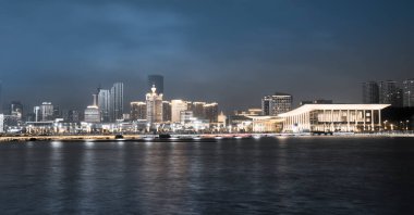 Qingda 'daki modern şehir mimarisinin gece manzarası