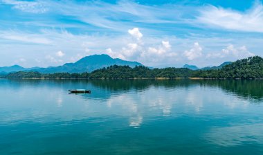 Hangzhou 'daki Qiandao Gölü' nün güzel manzarası.
