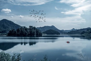Hangzhou 'daki Qiandao Gölü' nün güzel manzarası.