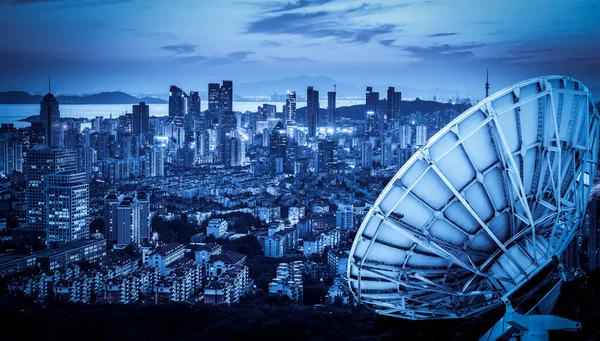 Спутниковая Тарелка Над Городом — стоковое фото