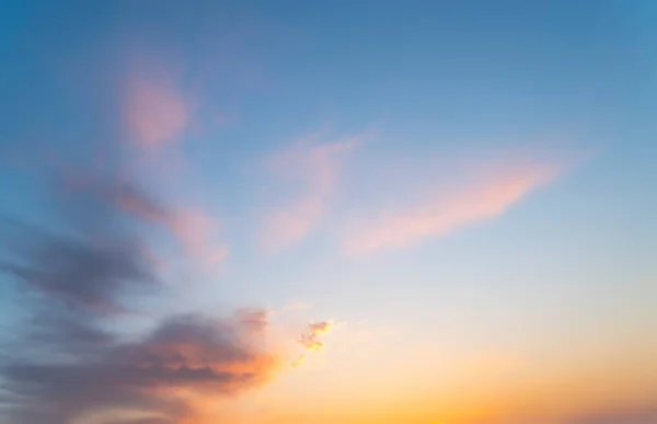 美丽的天空和落日的自然景观 — 图库照片