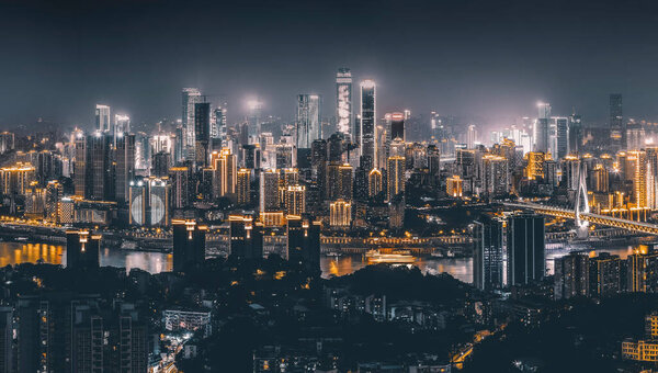 Ночной вид на городскую архитектуру и горизонт
