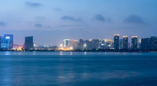 Qingdao Sahili Boyunca Şehir Mimarisinin Nightscape Skyline — Stok fotoğraf