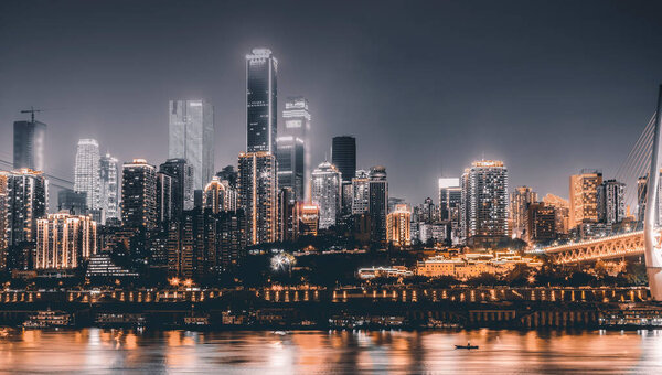 Вид на архитектуру города, ночной вид и панорамный вид
