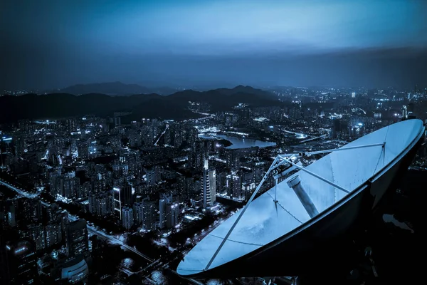 Una Antena Parabólica Sobre Ciudad — Foto de Stock