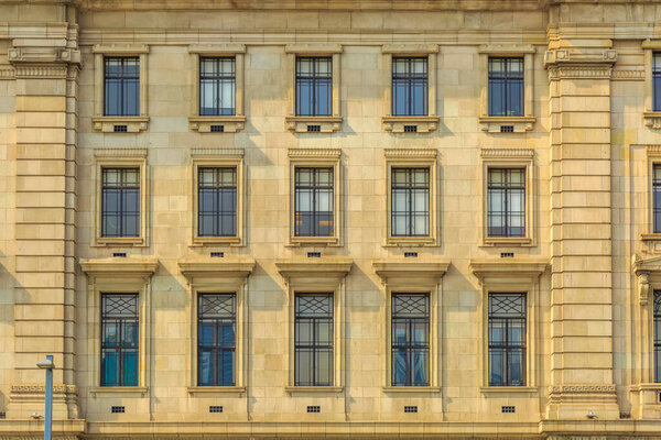 Стены из красного кирпича, двери и окна в европейской архитектуре
