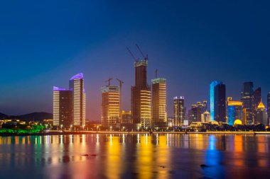 Qingdao 'daki kentsel mimari manzaranın silüeti.